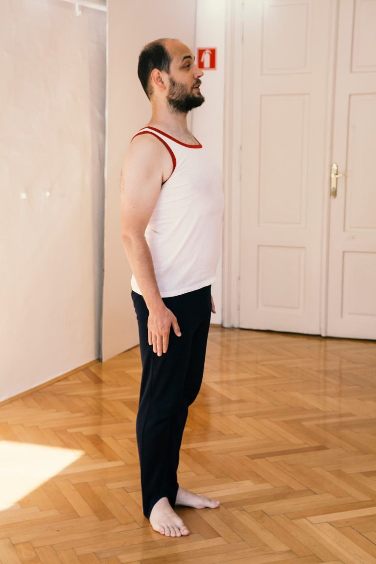 Učenik Matevž Grom med učno uro telovadbe