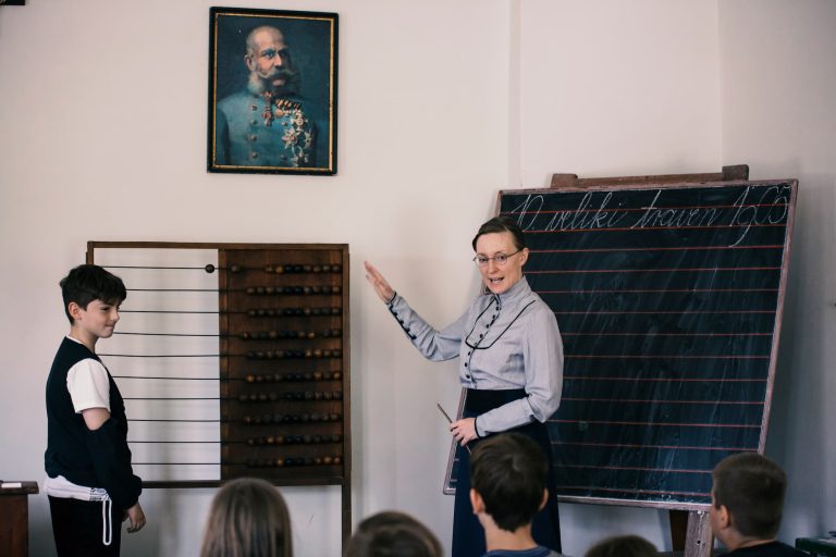Učiteljica Terezija Zvon med učno uro