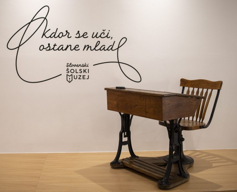 Klop z napisam v ozadju: Kdor se uči, ostane mlad.