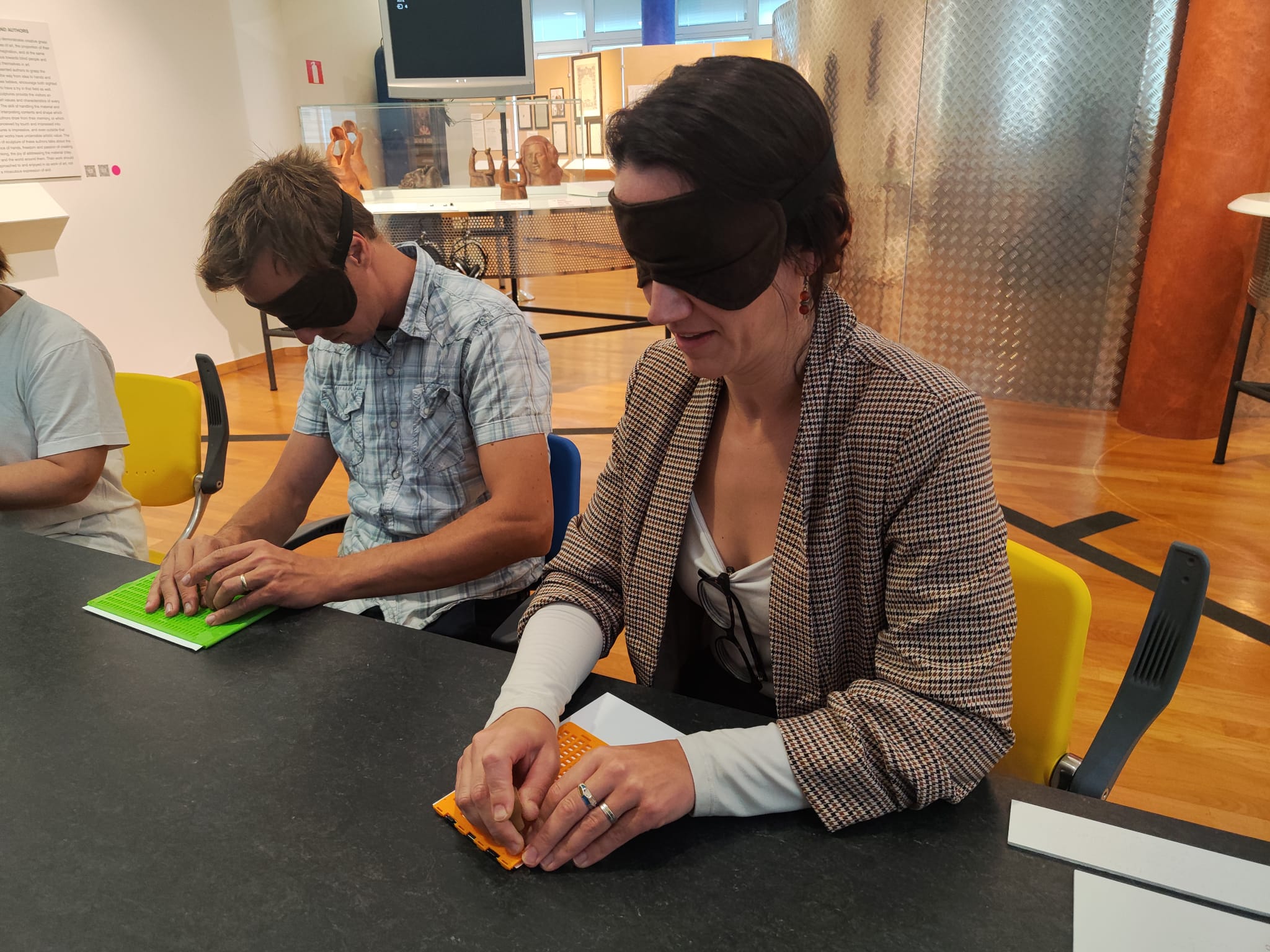 Na sliki sta kustosa s prevezanimi očmi