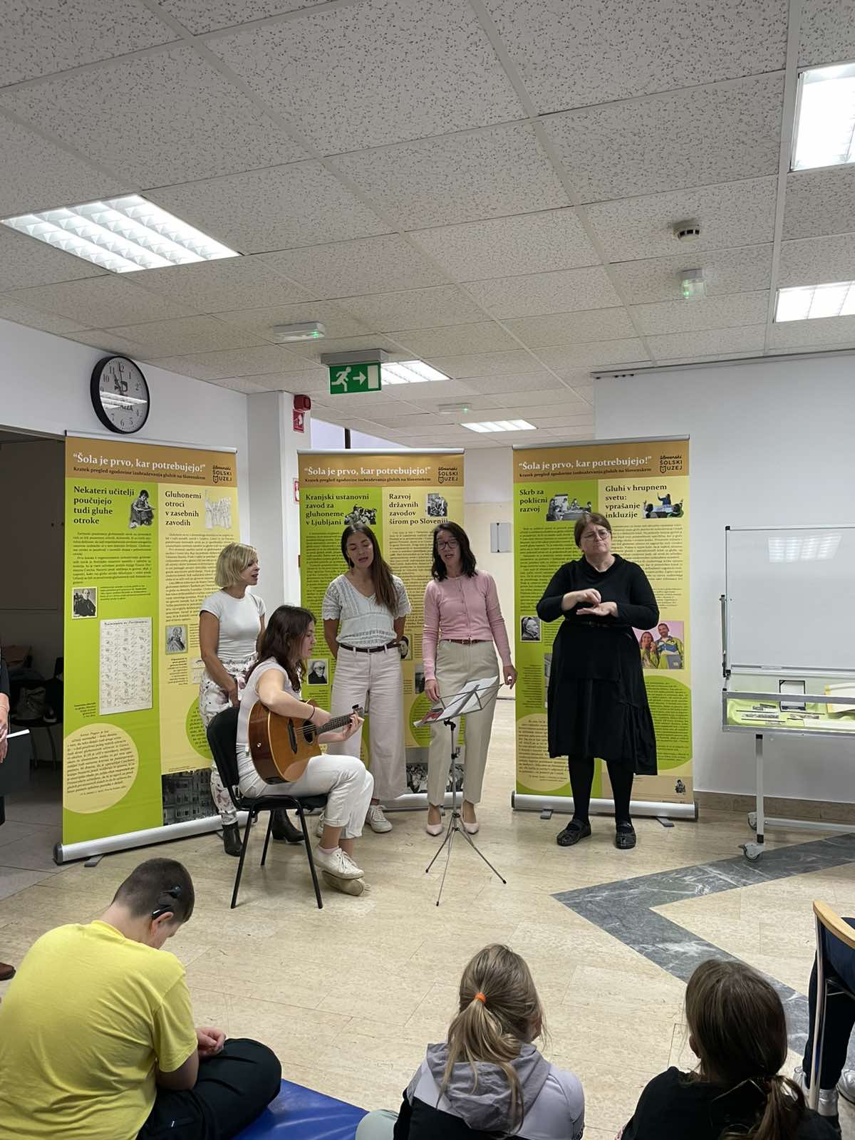 Rozalije. Odprtje razstave Šola je vse, kar potrebujejo, na ZGNL, 2025. Foto: Arhiv ZGNL