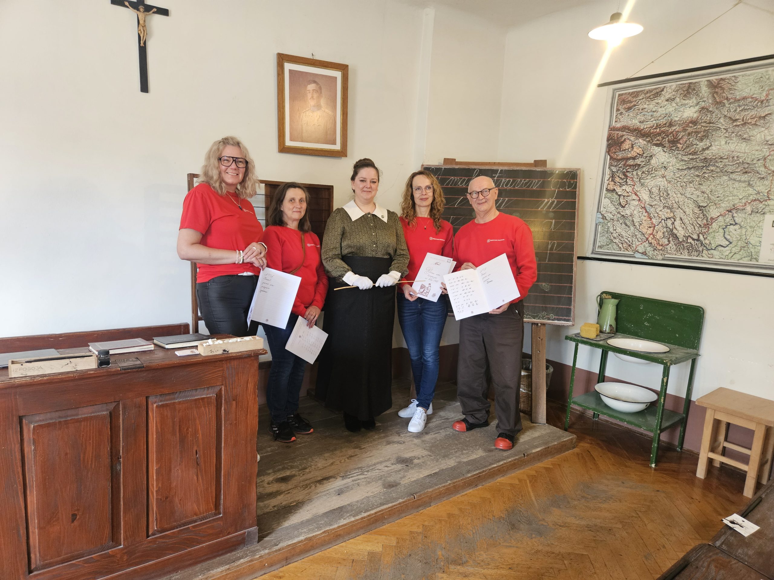 Skupna fotografija z gospodično učiteljico v učilnici