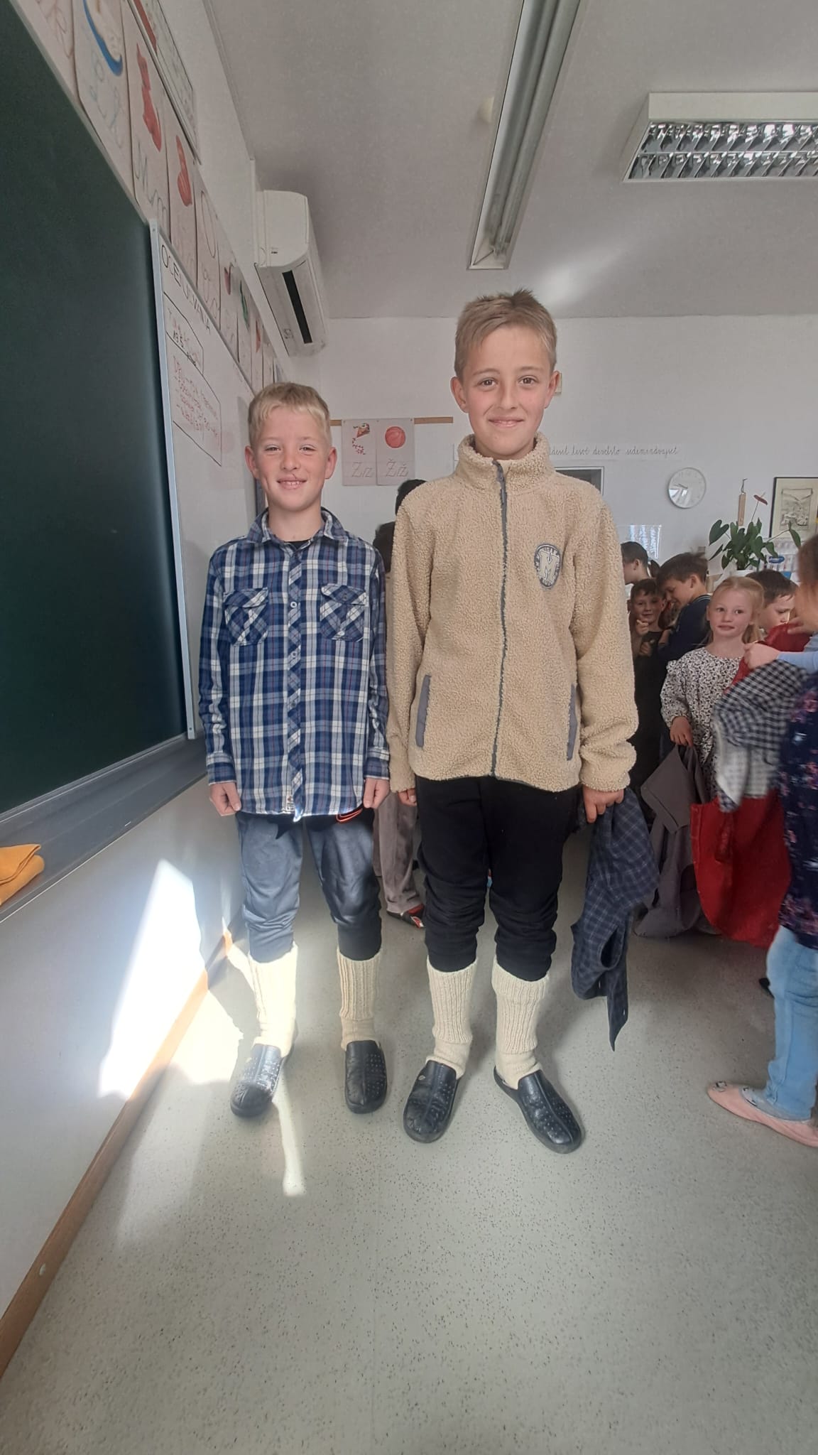 Učenca, oblečena kot nekdanji učenci