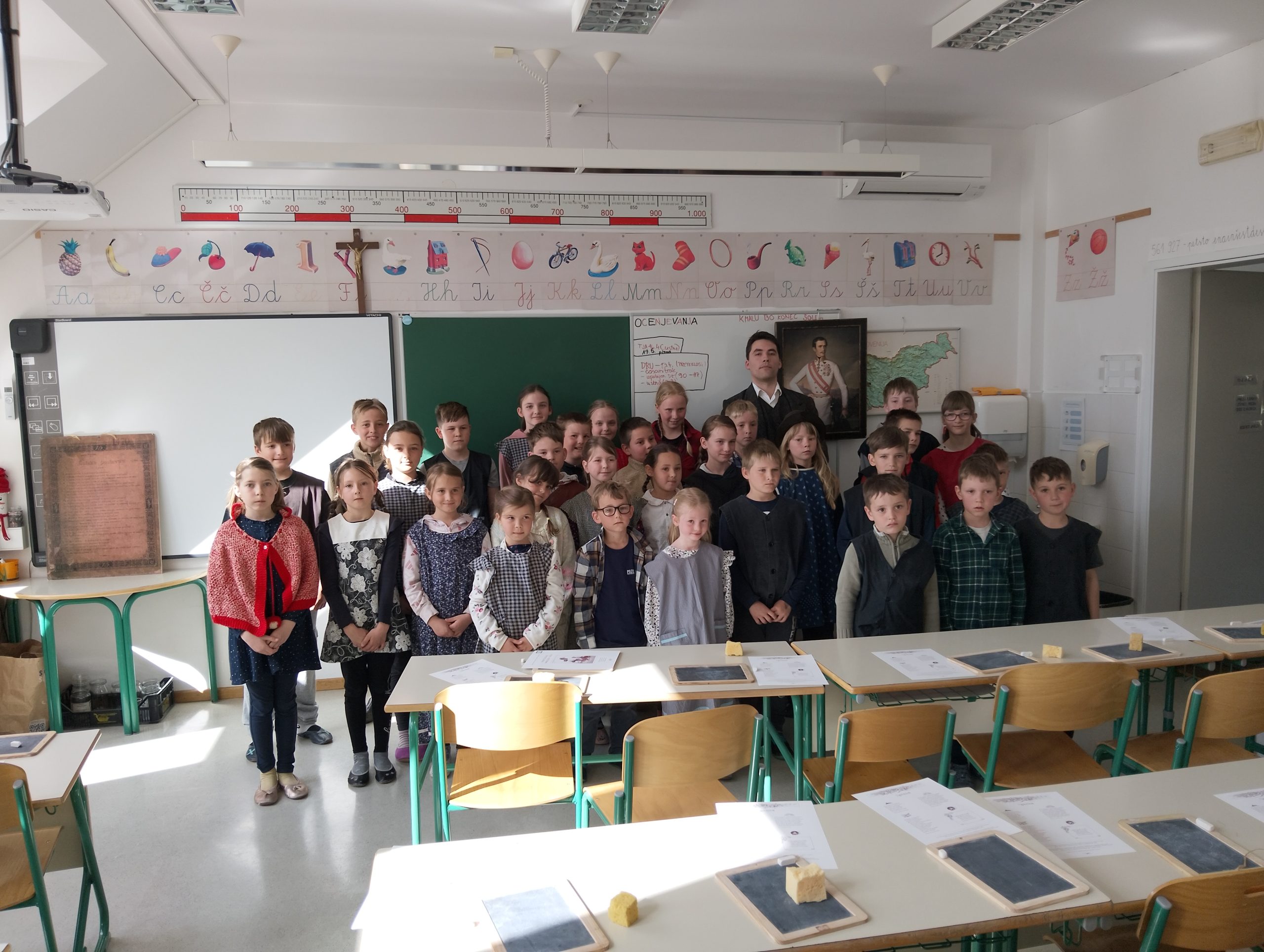 Skupinska fotografija učencev z gospodom Učenikom