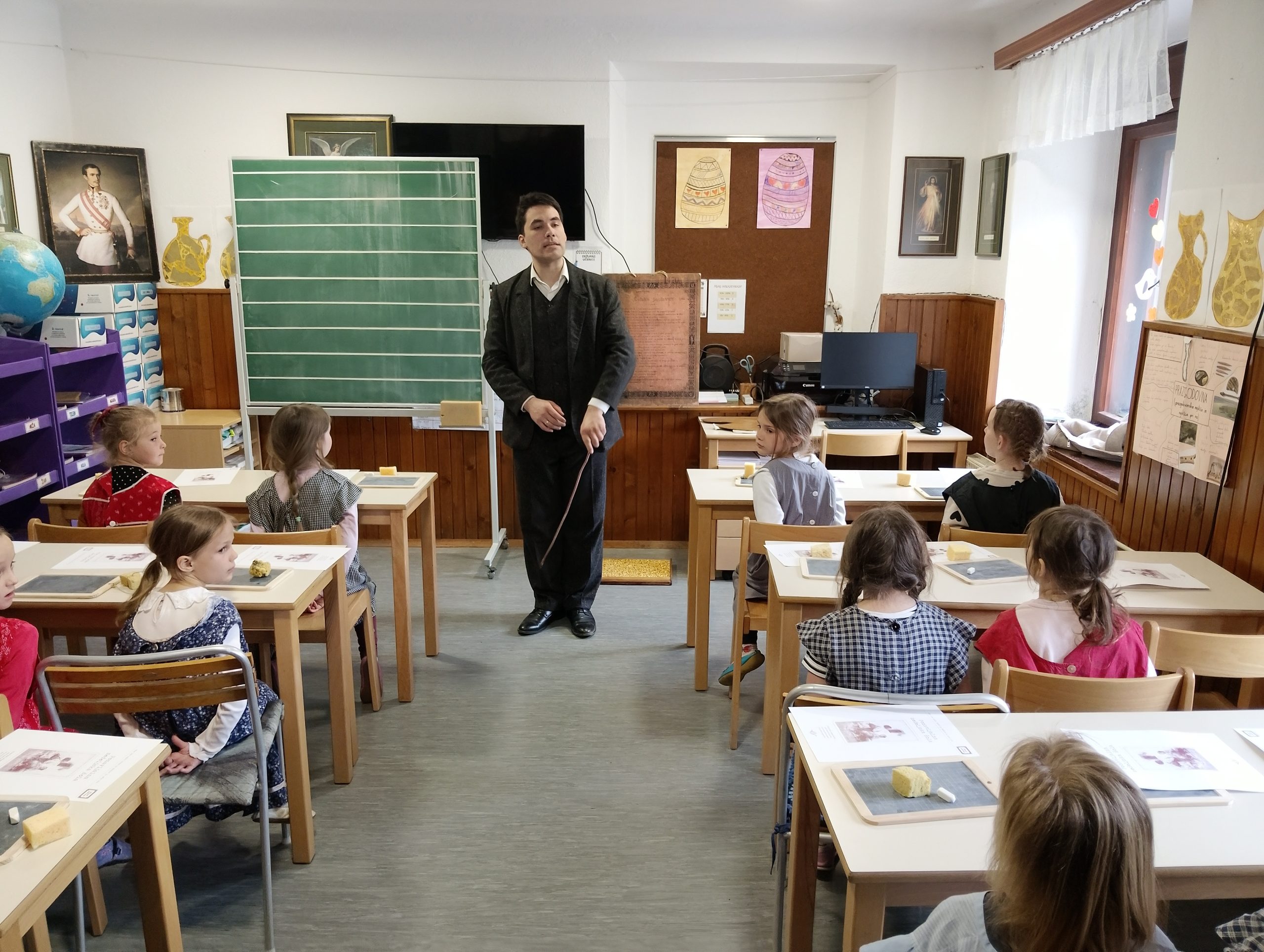 Učenci pri učni uri Nedeljska šola